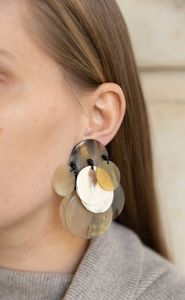 Pendientes de cuerno bohemio hechos de cuerno de búfalo de agua sostenible para consumidores conscientes del medio ambiente que aprecian la moda artesanal - Product Image 2
