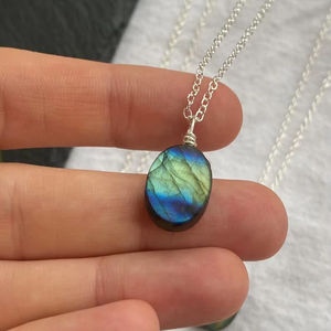 Collier artisanal vintage fait à la main en cristal de Labradorite enroulé de fil pendentif en pierres précieuses naturelles plaqué or et argent pour les fiançailles - Product Image 1