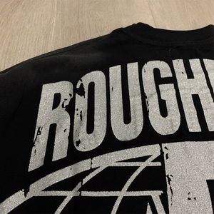 เสื้อยืดโอเวอร์ไซส์แขนยาวสำหรับผู้ชาย ROUGHPLAY พร้อมลายพิมพ์ สตรีทแวร์ คอกลม แต่งขอบตัดกัน ผ้าเจอร์ซีย์คอตตอน - Product Image 5