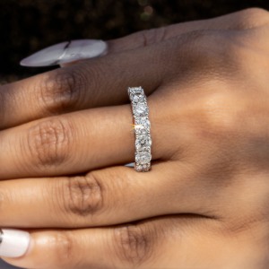 แหวนแต่งงานแบบ Eternity 1.75 กะรัต เพชรทรงกลมเพาะเลี้ยงในห้องปฏิบัติการ 11 เม็ด แหวนหมั้นทองคำขาว 14K ขนาด US 6.5 - Product Image 5