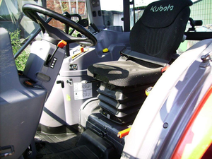 Tracteur à conducteur marchant L2602 HST BX-23S 20 CV d'occasion avec tondeuse, rétrocaveuse, chargeur frontal, conception compacte, pour usage agricole de petite taille - Product Image 4