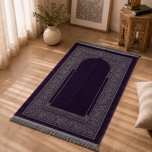 Alfombra de Oración Islámica de Chenilla Morado Oscuro con Diseño de Mihrab, Alfombra Musulmana para Hajj, Umrah, Ramadán, Regalo de Eid, Hecho en Turquía - Product Image 3