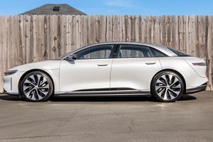 2022 L U C I D Air Grand Touring, Auto de Bajo Kilometraje, Caja de Cambios Automática, Dirección Suave, Gasolina/Eléctrico, Batería de Litio - Product Image 5