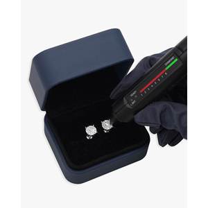 Boucles d'oreilles de mariage en moissanite, or blanc, couleur D, VVS, taille brillant ronde, double halo, à griffes - Product Image 2