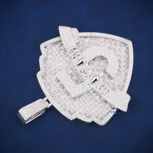 Pendentif Hip Hop Shield entièrement glacé en argent 925 personnalisé avec diamant Moissanite rond et taille baguette Design VVS Clarity - Product Image 3