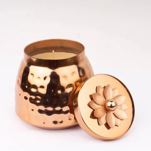 Pot de bougie en métal martelé en cuivre avec couvercle de bouton de fleur forme ronde pour la maison et la table de noël décorative - Product Image 1