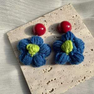 Pendientes Tejidos Vintage en Rojo y Azul, Diseño Floral en Contraste, Accesorios para las Orejas, Joyería de Ganchillo, Clips para las Orejas - Product Image 2