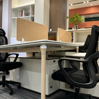 Poste de travail modulaire pour 4 personnes avec cloison et armoire de rangement – Mobilier de bureau en open space