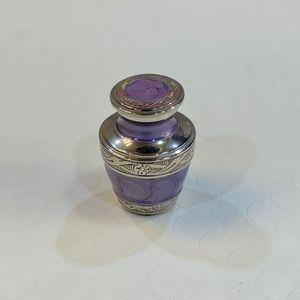 Urna Funeraria Monarch con Rosa Grabada en Plata |   Urnas Funerarias de Alta Calidad |   Urna Funeraria de Latón para Cenizas Humanas - Product Image 4