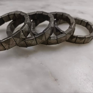 Venta al por mayor Pulsera con forma de pirámide de pirita dorada | Joyas de cristal curativo natural para protección, confianza y energía positiva - Product Image 1