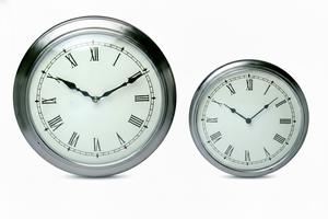 Horloge murale moderne en métal argenté brossé, ensemble d'horloges murales rondes à chiffres romains, silencieuses, à quartz, pour la décoration de la maison, du bureau, style industriel - Product Image 3