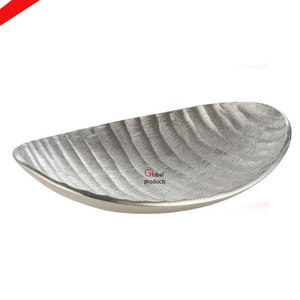 Plato de servicio de acero inoxidable con acabado plateado de diseño en relieve para restaurante y bar de hotel - Product Image 3