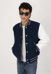 Chaqueta universitaria de lana personalizada de alta calidad para hombre, tipo de cierre, bolsillos con botones, chaqueta Bomber de béisbol universitaria cálida Letterman para hombre - Product Image 5