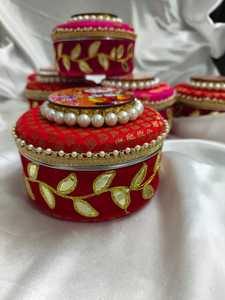 กล่องผ้าสแตนเลสที่มีผ้าที่สวยงามสดใสประดับด้วยลูกไม้สีทองและไข่มุกสำหรับแขกที่มีรูปแบบพระพิฆเนศ - Product Image 6