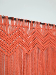 Décoration murale en macramé orange simple, art mural pour salon, chambre à coucher et chambre d'amis, fabrication artisanale en Inde - Product Image 3