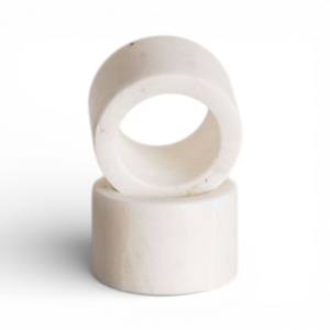 Anneaux de serviette en marbre blanc massif avec une forme cylindrique lisse de qualité supérieure pour la décoration de table formelle Unique - Product Image 1