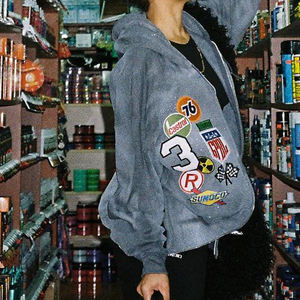 Fournisseur de sweats à capuche avec broderie, sweat à capuche en tissu épais de haute qualité avec des patchs brodés, idéal pour les marques de vêtements en marque privée - Product Image 3