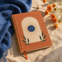 Carnet à spirale A5 personnalisé LABON, couverture en papier terre cuite, reliure spirale dorée, motif soleil, étoiles or et bleu marine, pages vierges, ruban
