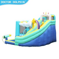 Structure gonflable de fête d'anniversaire pour enfants avec toboggan et piscine, dotée d'un enclos de sécurité en filet et d'un système de coutures renforcées.