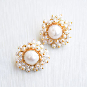 ต่างหูทองเหลืองพรีเมียม ชุบทอง 24K ประดับมุกน้ำจืดทรงพระจันทร์  สำหรับทุกเพศ  งานทองเหลืองโบราณ ปราศจากนิกเกิล ทนทาน - Product Image 6