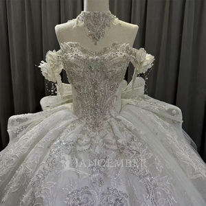 Vestido de Novia Moderno OY002 con Escote Corazón, Encaje, Lentejuelas, Bordado Floral de Cristal y Cola Capilla - Product Image 4