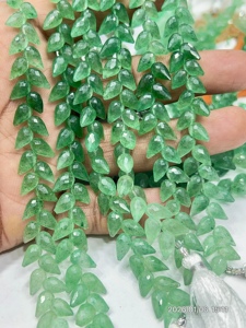 Cuarzo Verde Fresa Natural AAA, Facetado, en Forma de Lágrima, Taladrado, Hilo de 8 Pulgadas, Aprox. 6x9mm - Product Image 3