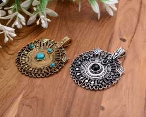 Pendentif Rond Ethnique Bohème Vintage Plaqué Or & Argent Bijoux en Gros avec Turquoise & Pierres Noires Matériau Laiton - Product Image 2