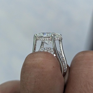 Anillo con Halo Oculto de Tensión Oeste-Oeste Certificado por IGI con Diamante Cultivado en Laboratorio de 8.60tcw, Color EF, Claridad VS, Forma Ovalada - Product Image 3
