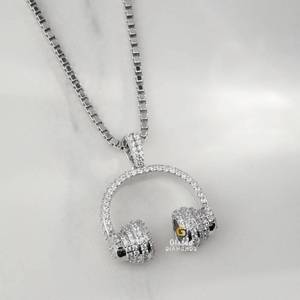 Colgante de hip hop para auriculares de moda tachonado en plata de ley 925 con diamantes redondos de moissanita de corte brillante - Product Image 3
