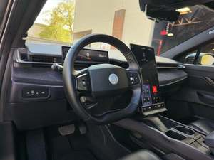 Pré-usagé 2023 Fisker Ocean One conduite à gauche SUV 8L Turbo Engine 17 pneus traction avant - Product Image 4