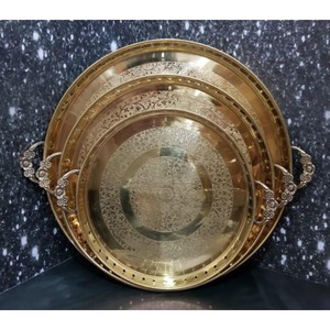 Plateau de service rond en laiton décoratif, adapté aux beaux intérieurs et aux arrangements élégants de table basse avec une brillance chaleureuse - Product Image 1