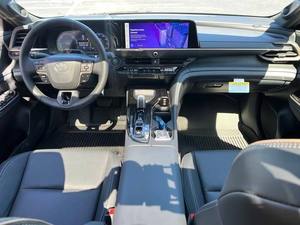 ใช้อย่างประณีต2025โตโยต้าคราวน์แพลตตินัม4dr ซีดาน AWD - Product Image 5