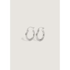 Pendientes de Aro Pequeños Clásicos Plateados, Estilo Clásico y Moderno - Product Image 1