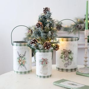 Cubo navideño de metal galvanizado utilizado para organizar regalos, decoraciones y artículos de fiesta durante la temporada festiva de invierno - Product Image 2