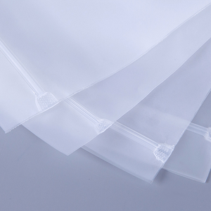 Sac en plastique mat personnalisé avec logo imprimé en usine, sac à fermeture éclair pour vêtements, sac en plastique givré à fermeture éclair - Product Image 4