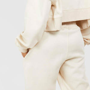 Streetwear en éponge avec logo personnalisé Sweat à capuche uni avec fermeture éclair pour femmes Top court en coton avec logo OEM dernier modèle pour femmes - Product Image 3