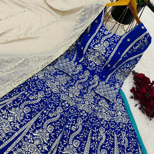 Top de style fantaisie à l'allure de soirée, Lehenga et Dupatta avec broderie lourde - Product Image 1