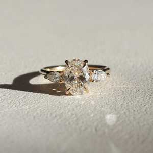 IGI Certifié 14K Or Ovale Lab Grown Diamant Bague de Fiançailles Pierres Latérales Rempli Style Classique Bijoux Personnalisés Femmes En Gros - Product Image 2