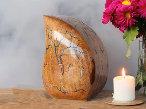 Urna de madera hecha a mano de la mejor calidad para perros gatos elegante pulido de alto brillo de lujo inspirado en el patrón de ataúdes para Memorial - Product Image 2