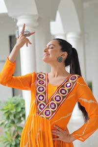 ชุดสีส้ม Navratri สำหรับผู้หญิงผู้หญิงชุดปาร์ตี้สไตล์หรูหราสวยงามคุณภาพสูงตามต้องการ - Product Image 6