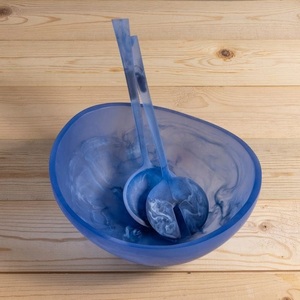 Ensaladera de frutas de resina de diseño moderno hecha a mano Ofrece una textura de mármol moderna con un patrón de remolino blanco - Product Image 4