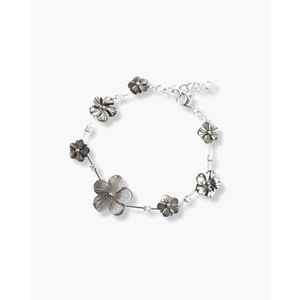Pulsera de Perlas con Flores Pequeñas Graduales y Brillantes - Product Image 2