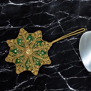 Décoration suspendue Green Star Zari avec broderie dorée et travail de pierres |   Ornement en tissu perlé pour la maison, les festivals, les mariages et Noël - Product Image 3