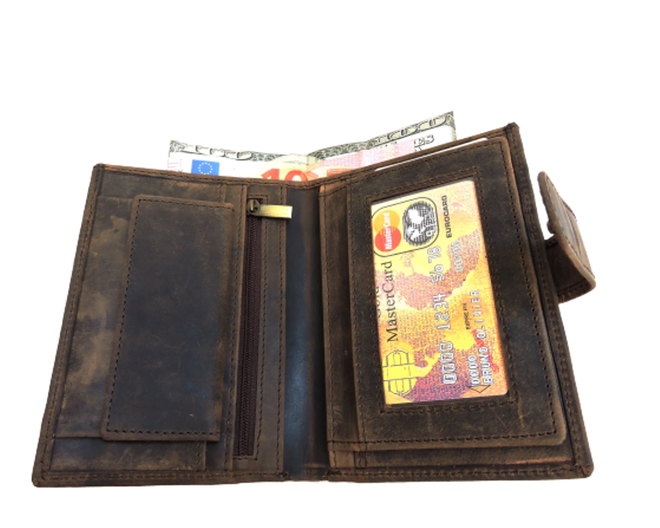 สีน้ำตาลเข้ม