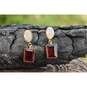 Aros de latón con acabado mate dorado y pedrería meenakari, hermosos aretes tradicionales de última moda 2025 para niñas y mujeres - Product Image 1