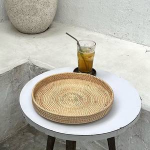 Bandeja de servicio redonda de ratán tejida a mano con asas Plato decorativo de mimbre natural para el hogar y la cocina - Product Image 1