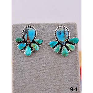 Boucles d'oreilles clous serties de pierres émeraude faites à la main, style Southwest # 8 boucles d'oreilles turquoise et argent sterling avec motif floral - Product Image 2