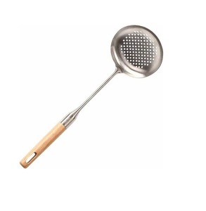 Espumadera/Cuchara de Acero Inoxidable Cromado con Mango de Madera, Antiadherente y Fácil de Limpiar - Product Image 1