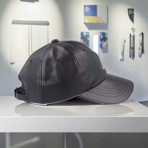 Gorra de Béisbol Personalizada Ajustable de Cuero Genuino Negro con Tela Oxford y Logotipo Metálico - Product Image 4