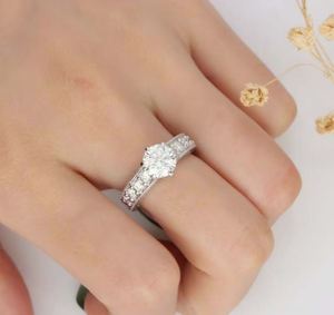 แหวนแต่งงาน/หมั้น ฮิปฮอป แบบคลาสสิค 2CT โมอิสซาไนต์ สำหรับทุกเพศ ทำจากเงินแท้ 925 พร้อมแหวนไทเทเนียมสำรอง - Product Image 2